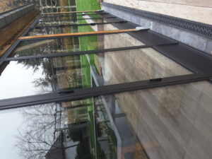 raam van staal, glazen wand, staalconstructie