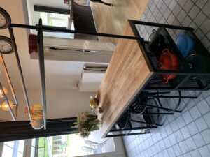 staal, tafel, krukjes met staal,
