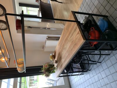 staal, tafel, krukjes met staal,