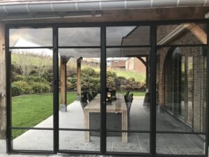 wand met metaal en glas