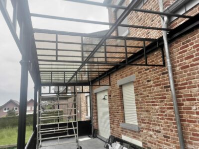 stalen spanten met glas